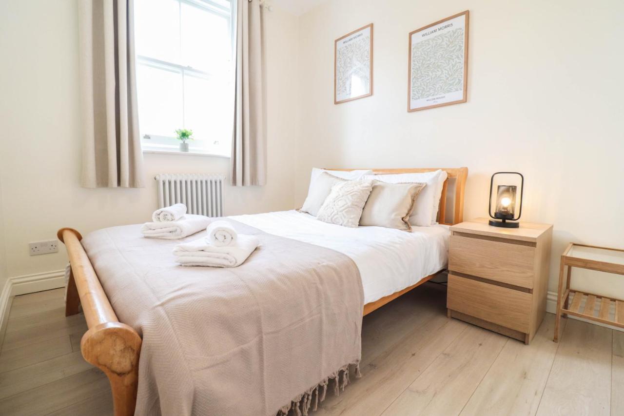 Right By Oval Station 2-bed Flat ! Free Wifi! * London