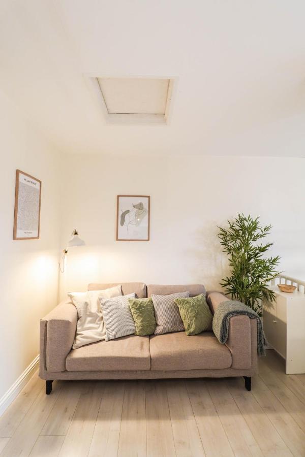 Right By Oval Station 2-bed Flat ! Free Wifi! Apartment London
