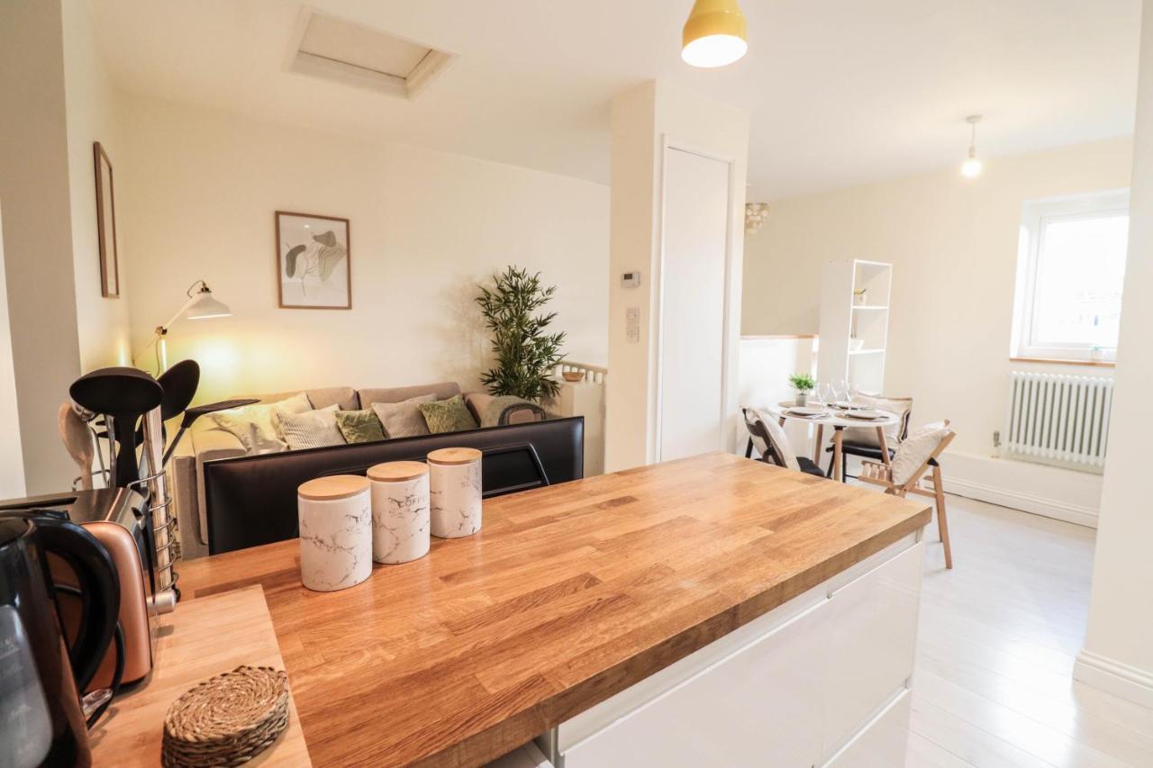 Apartment Right By Oval Station 2-bed Flat ! Free Wifi! *