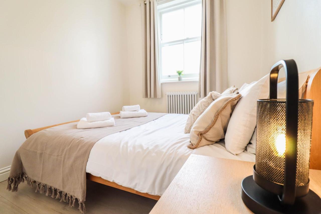Right By Oval Station 2-bed Flat ! Free Wifi! London