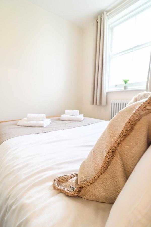 Right By Oval Station 2-bed Flat ! Free Wifi! London