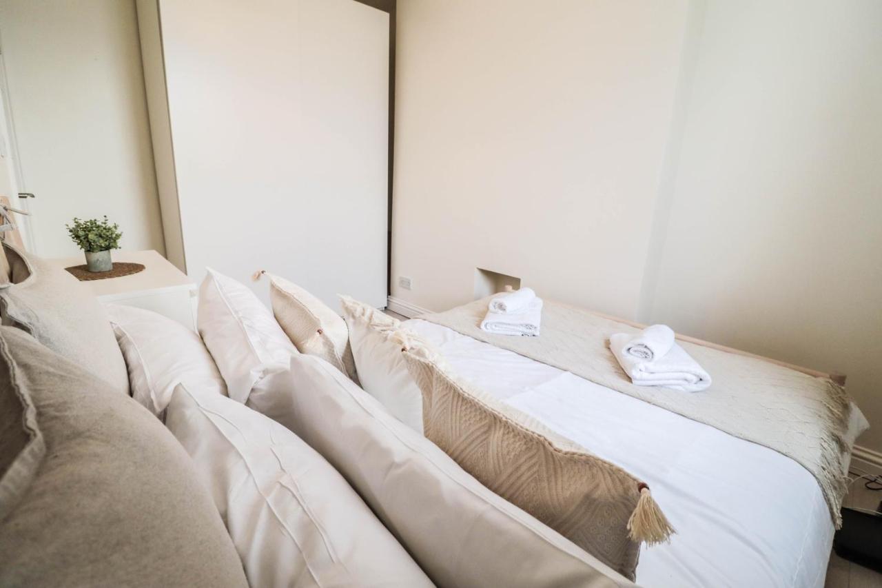 Right By Oval Station 2-bed Flat ! Free Wifi! * London