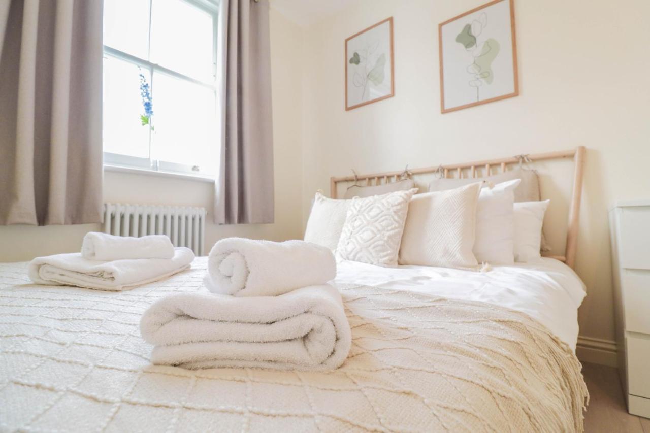 Right By Oval Station 2-bed Flat ! Free Wifi! Apartment London