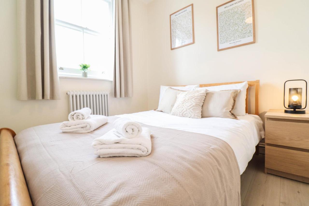 Right By Oval Station 2-bed Flat ! Free Wifi! London