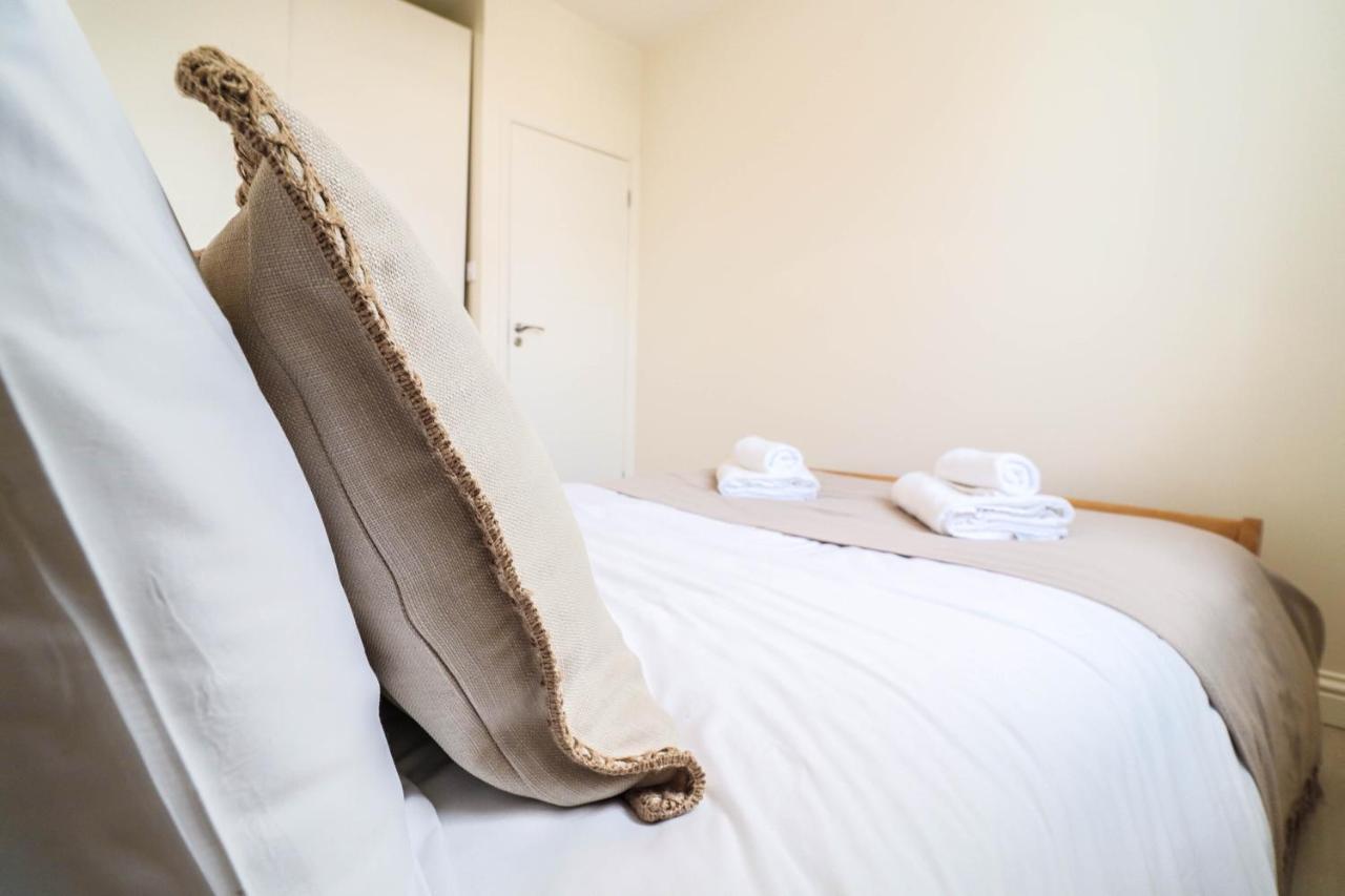 Right By Oval Station 2-bed Flat ! Free Wifi! London