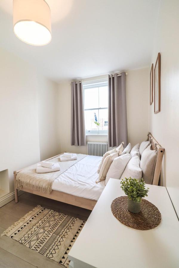 Right By Oval Station 2-bed Flat ! Free Wifi! London