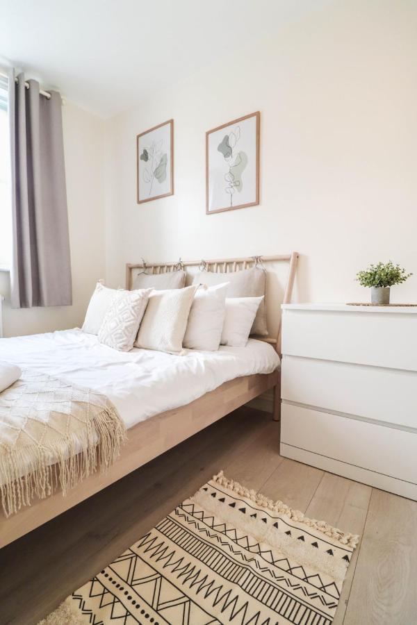 Right By Oval Station 2-bed Flat ! Free Wifi!