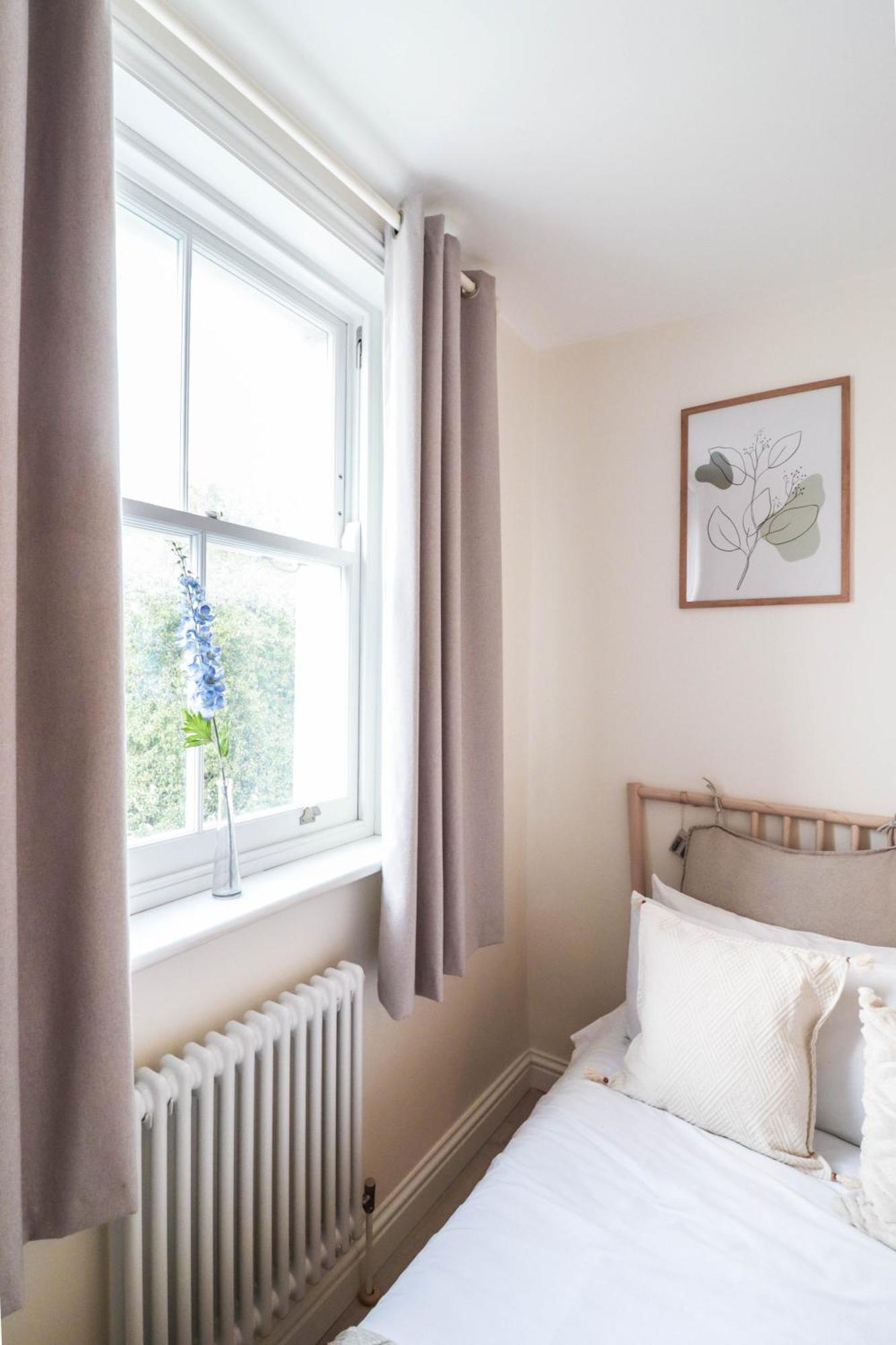 Right By Oval Station 2-bed Flat ! Free Wifi! London