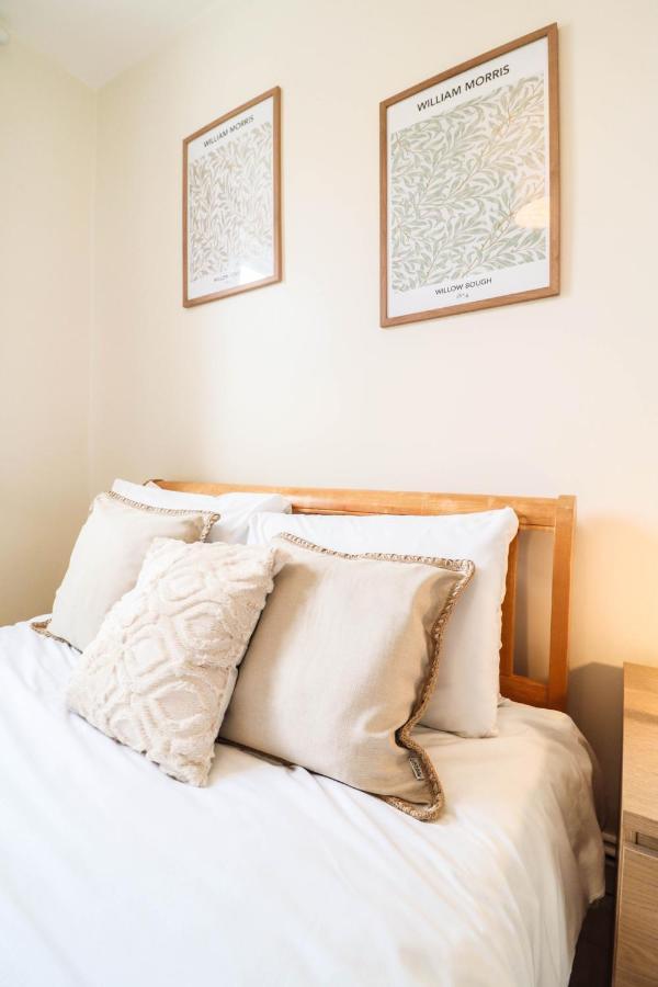 Apartment Right By Oval Station 2-bed Flat ! Free Wifi! *